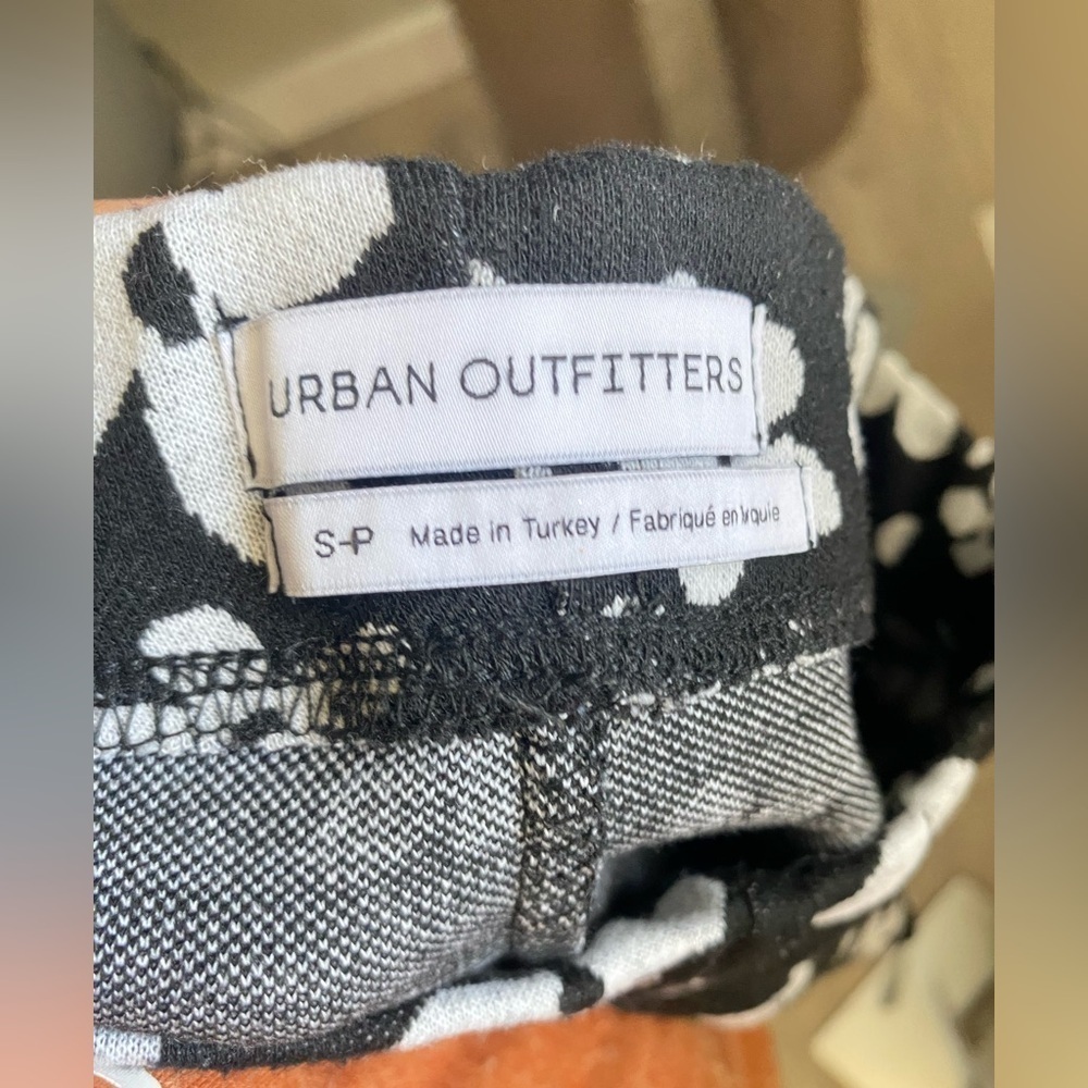 Urban Outfitters Bryn Pull-On Flare Pant Floral Black and White size S/P - Picture 7 of 11